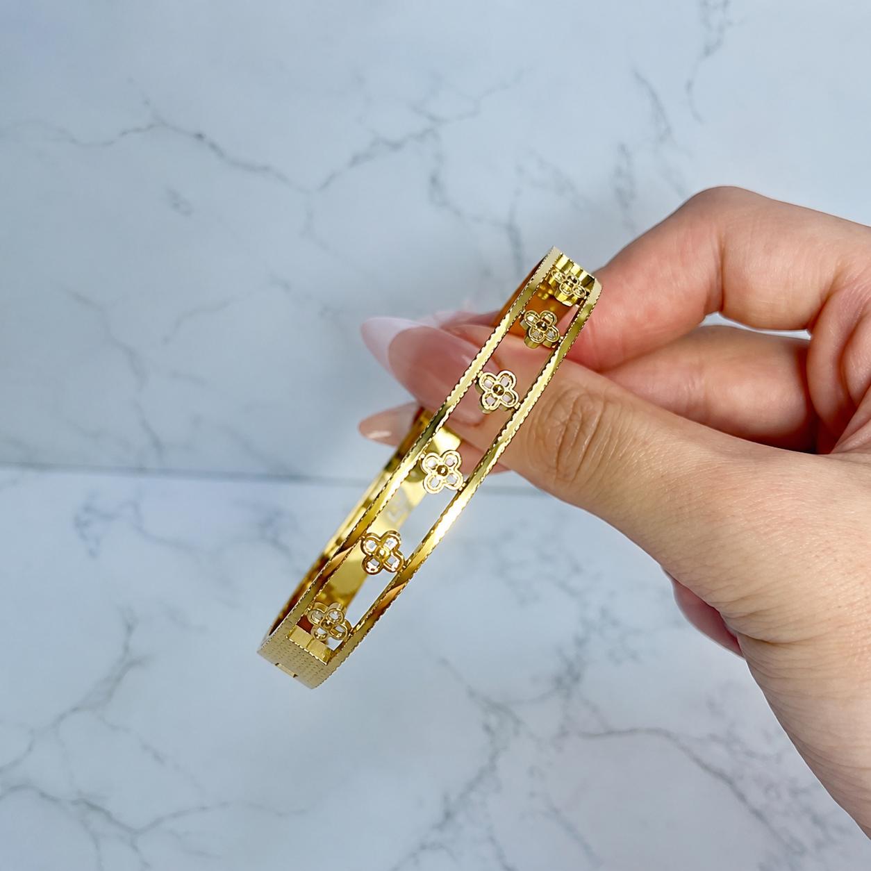 Cut-out Gold clover design Bangle
