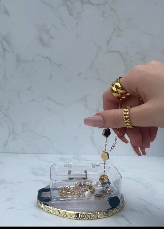 Can You Bring Jewellery in Your Hand Luggage?- Magnomia answers