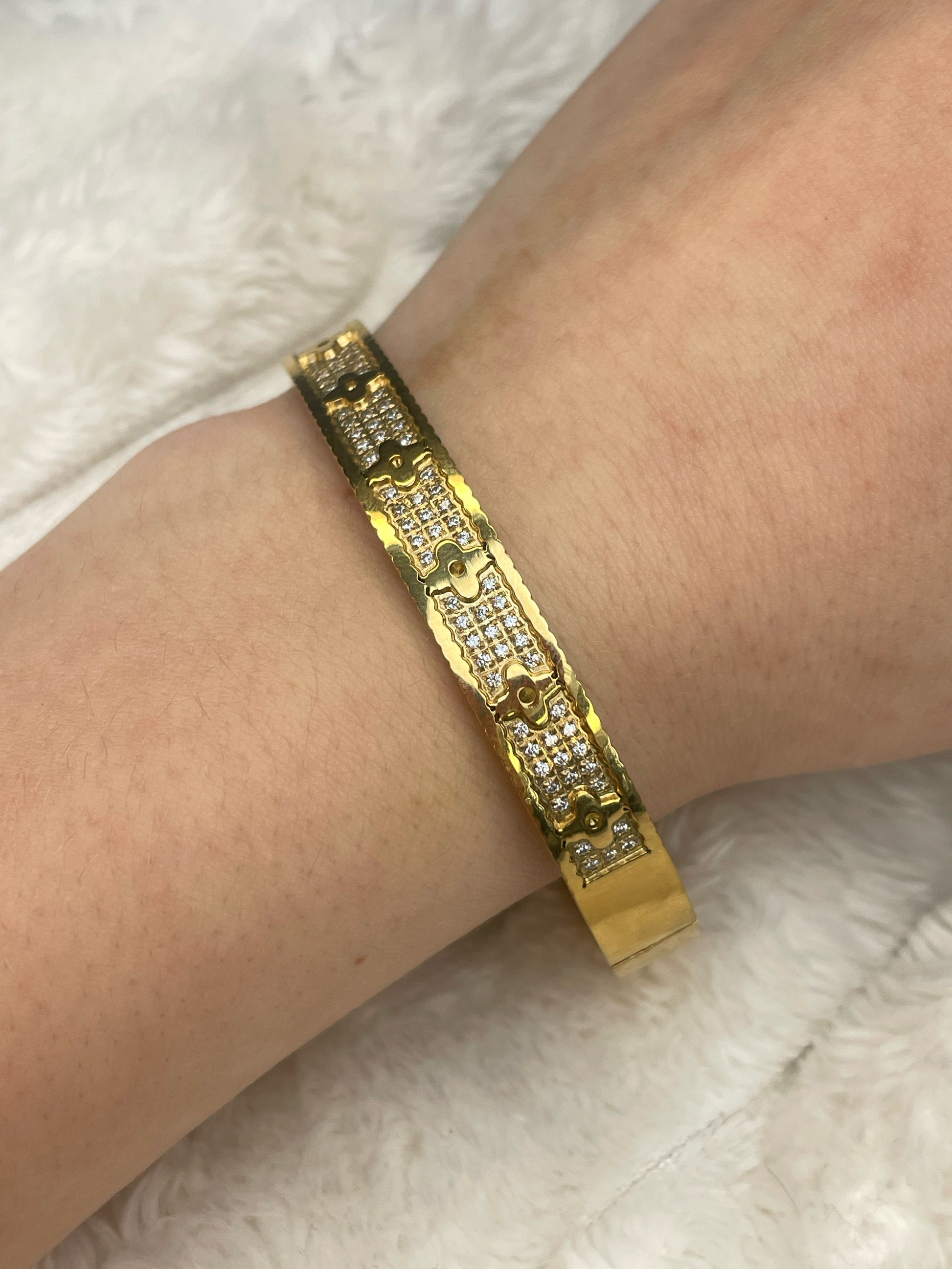 Gold clover crystal bangle