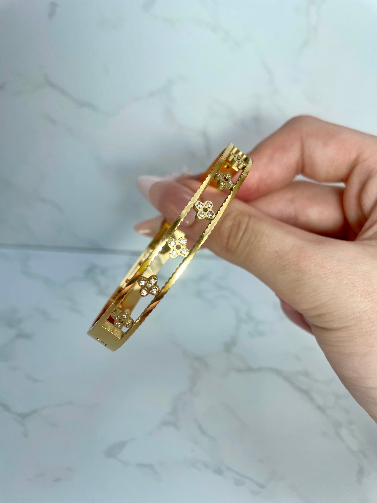 Cut-out Gold clover design Bangle